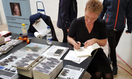 Randi fra Hjælp til ord signere sin bog 'Hvad står der?'